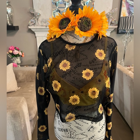 🆕 🌻- MODERN HERO Sunflower 🌻Crop Top - Picture 9 of 13